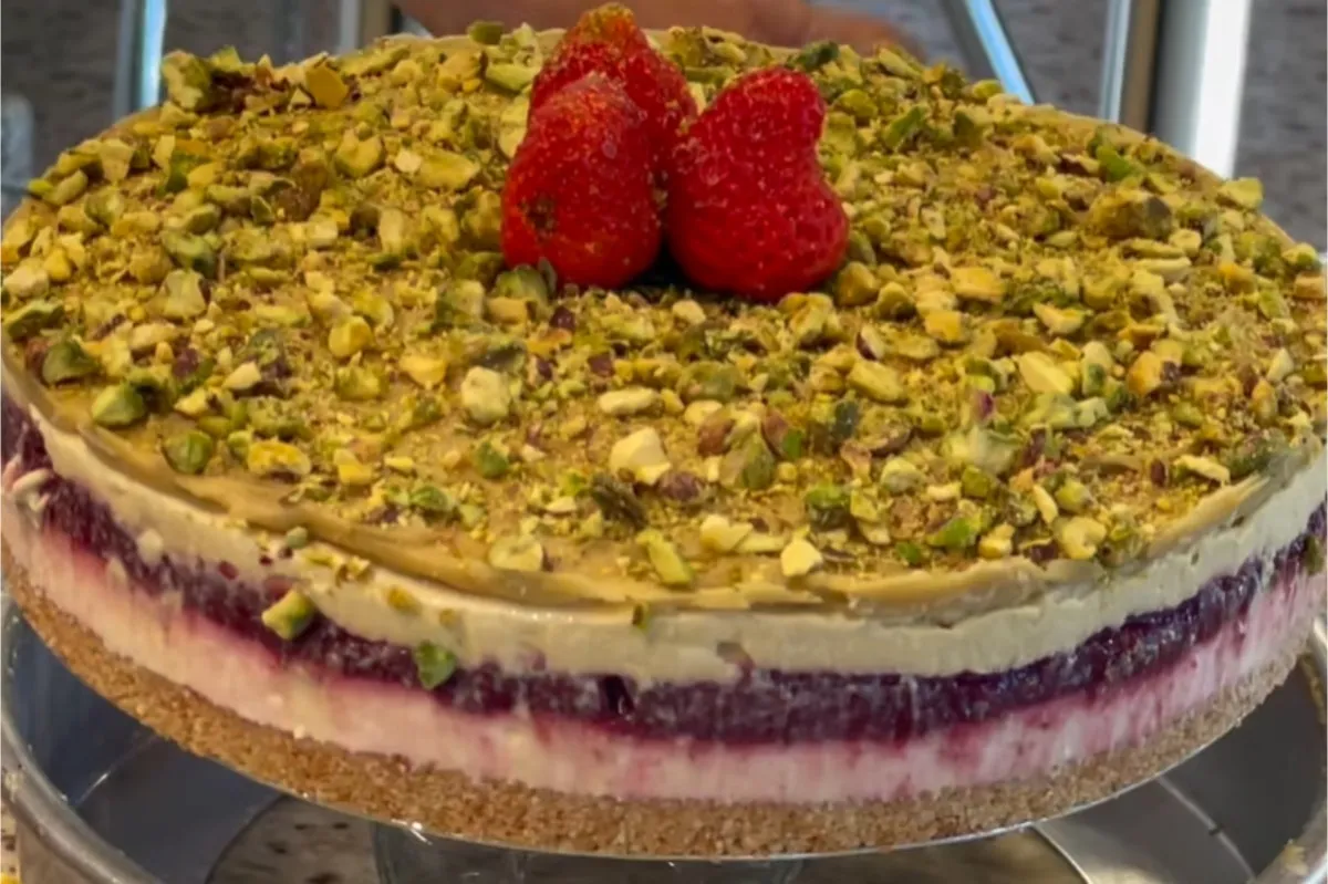 Torta de pistache com chocolate branco que fica simplesmente irresistível e com um sabor que vai surpreender todos os seus convidados