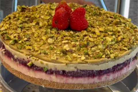 Torta de pistache com chocolate branco que fica simplesmente