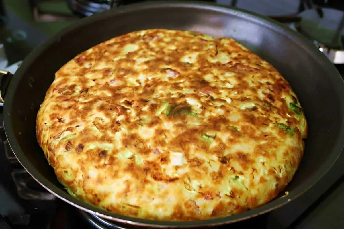 Torta de repolho de frigideira simples e prática de preparar