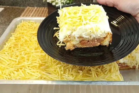 Torta de salsicha com purê de batata cremoso e queijo derret