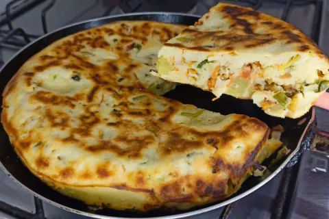Torta de sardinha de frigideira feita com apenas um ovo e qu