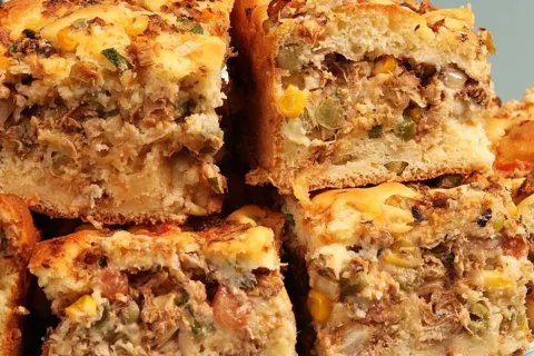 Torta de sardinha feita com uma massa super leve, gostosa e 
