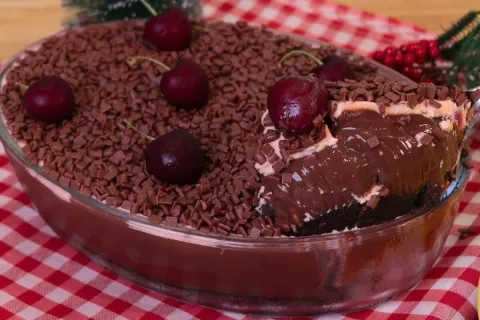 Torta floresta negra feita com rapidez na travessa, uma opçã