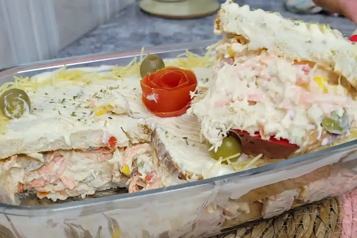 Torta fria de frango cremosa na travessa, preparada com maio