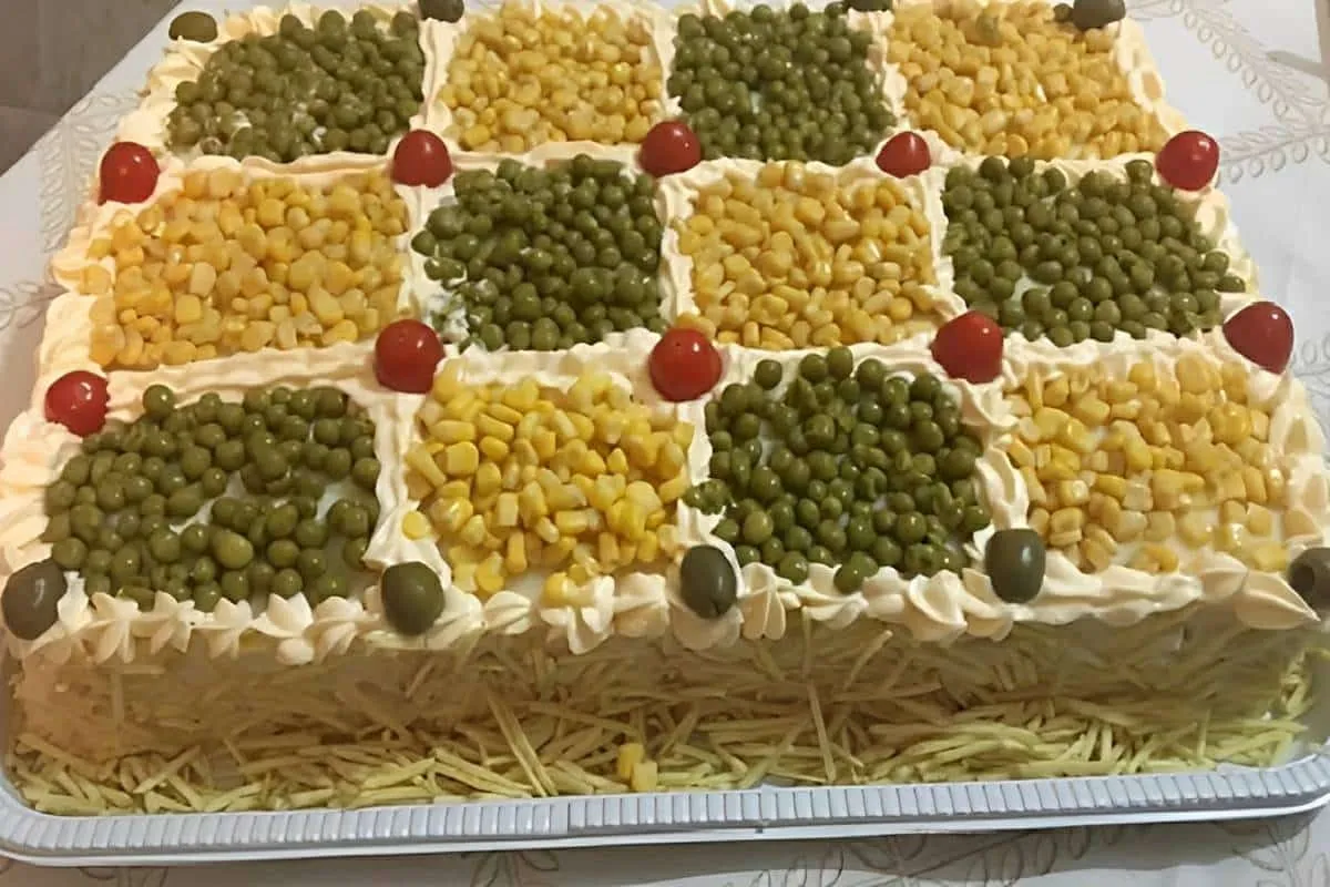 Torta fria de frango feita com pão de forma uma delícia simp