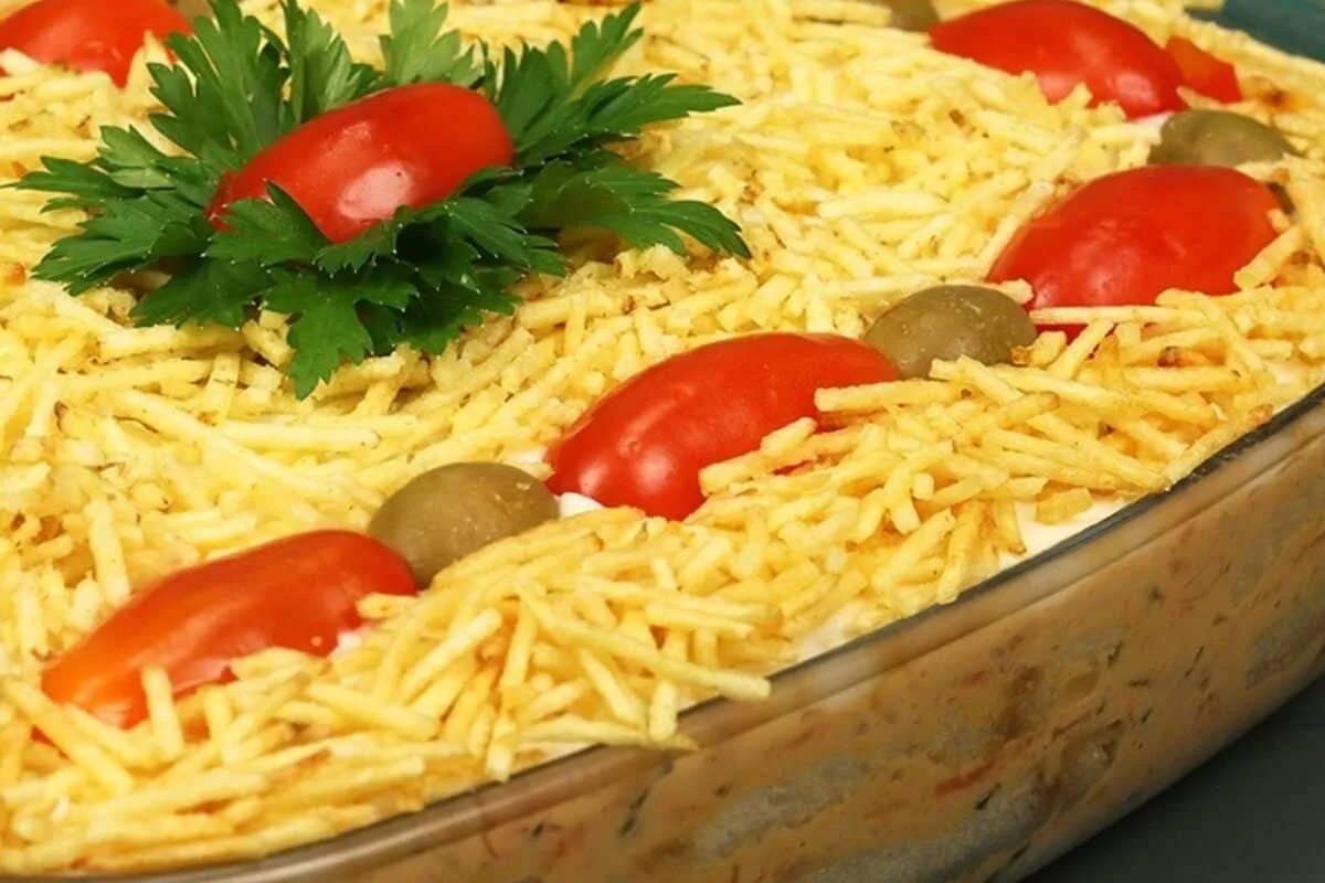 Torta fria de frango na travessa: parece lanche de padaria c
