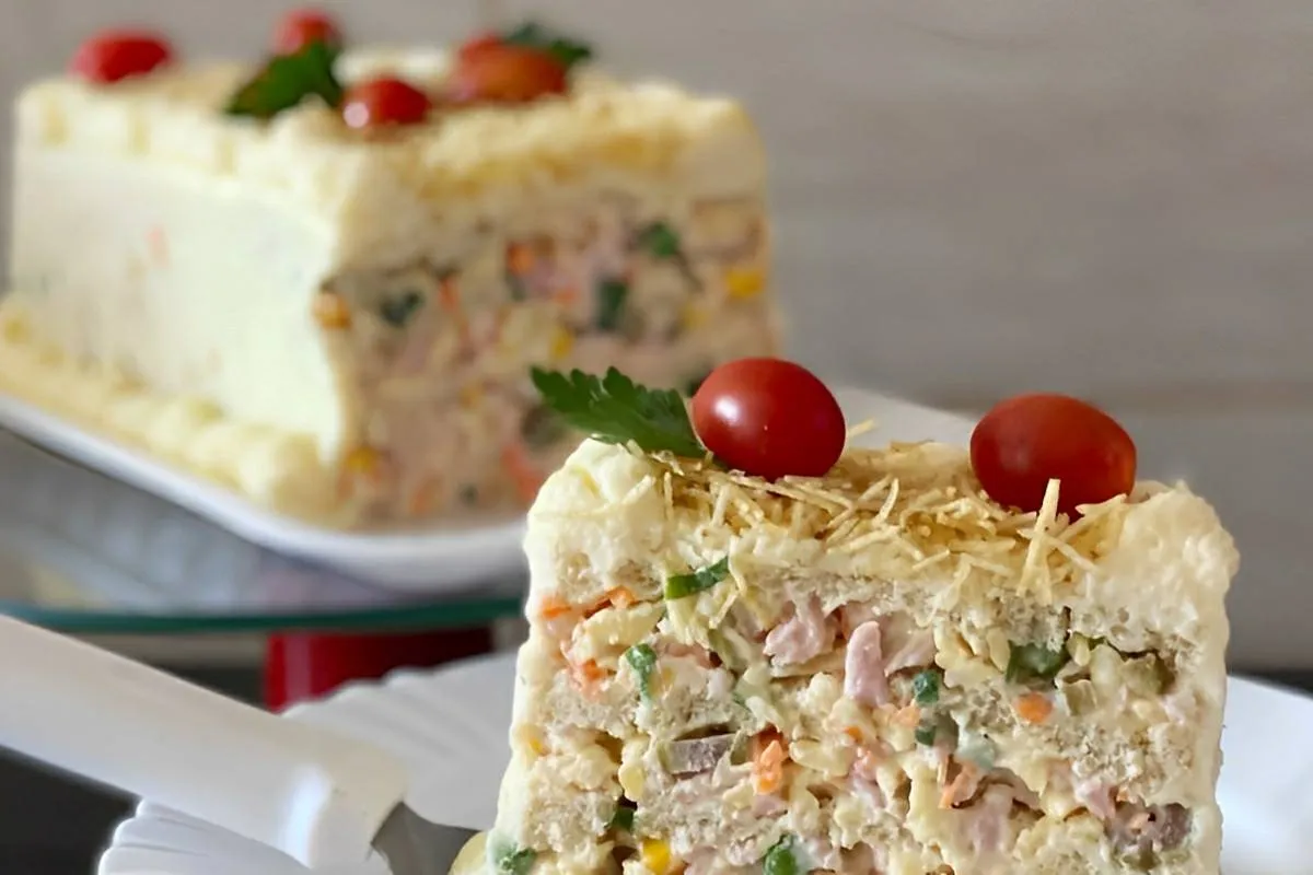 Torta fria de frios prática feita com pão de forma e outros
