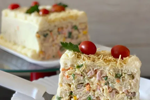 Torta fria de frios prática feita com pão de forma e outros 