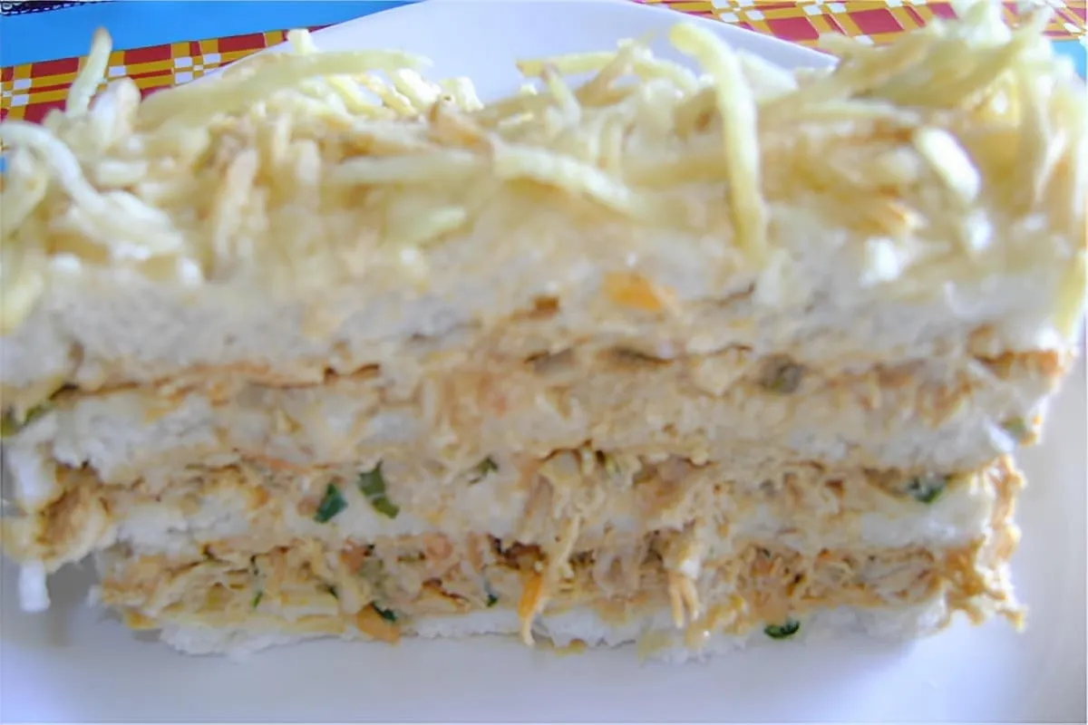 Torta fria de salpicão e pão de forma fácil uma opção delici