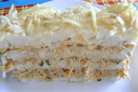 Torta fria de salpicão e pão de forma fácil uma opção delici