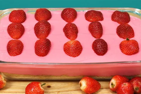 Torta mousse de morango na travessa tão fácil que nem precis