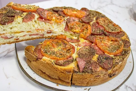 Torta pizza de calabresa: faço essa delícia todo fim de sema