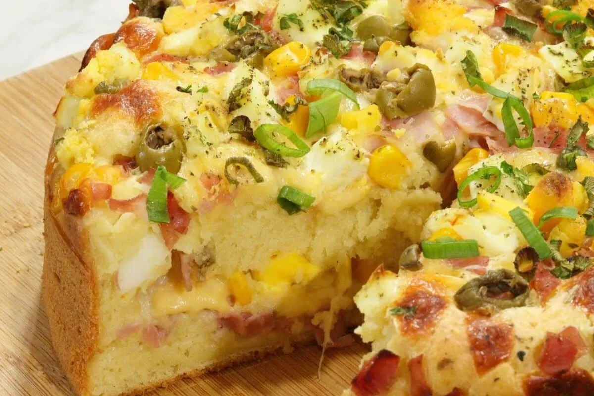 Torta portuguesa de liquidificador bem recheada e com massa