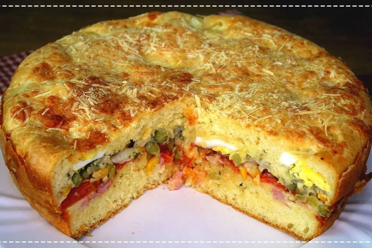 Torta salgada à portuguesa bem recheada e pronta para servir