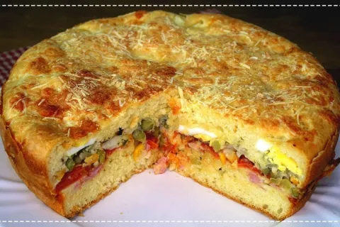 Torta salgada à portuguesa bem recheada e pronta para servir