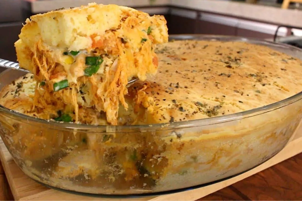 Torta salgada de frango com massa fofinha e recheio bem temp