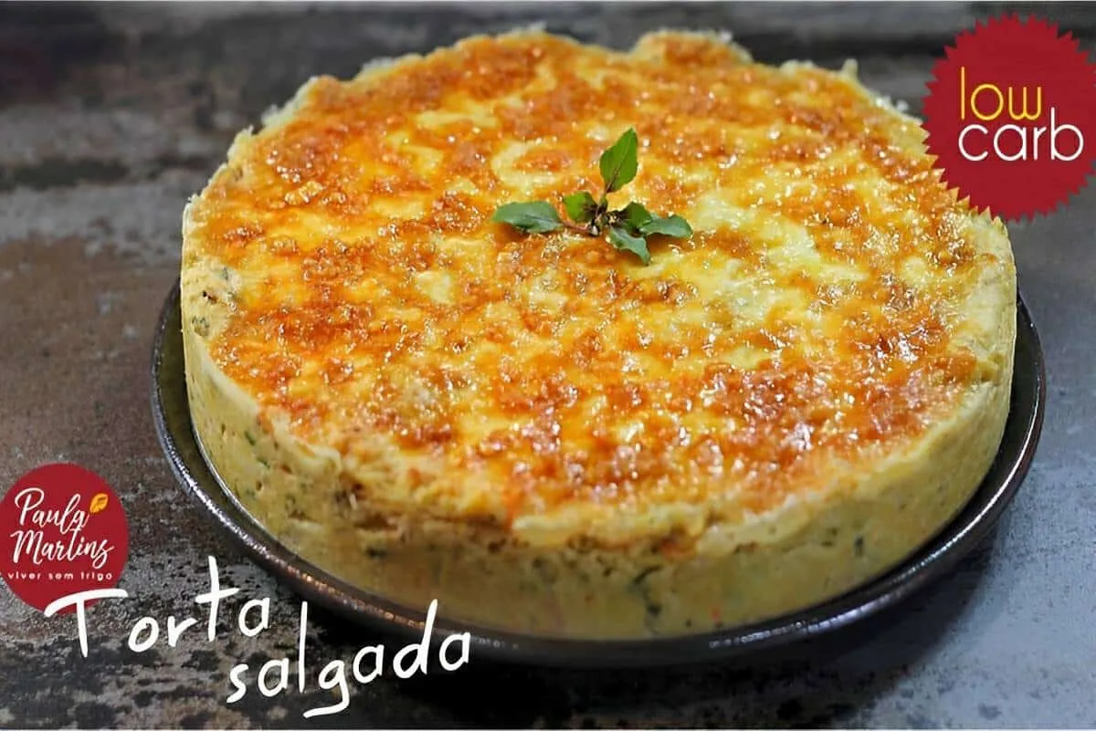Torta salgada low carb feita com couve e recheio de frango u