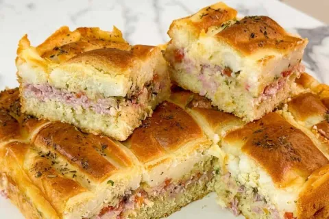 Torta salgada mega recheada com massa especial que fica uma 