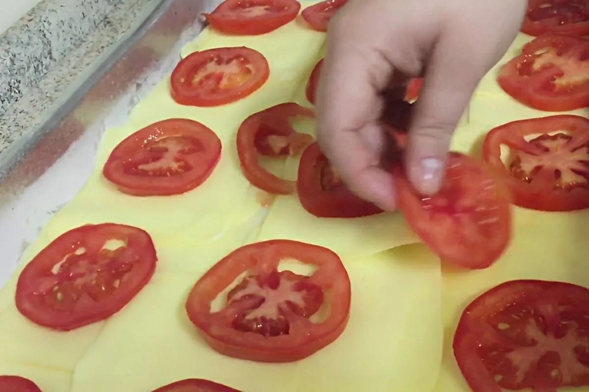 Torta salgada rápida e prática com recheio de pizza o lanche