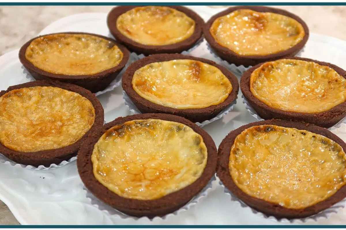 Tortelete de chocolate com recheio cremoso e massa que derre