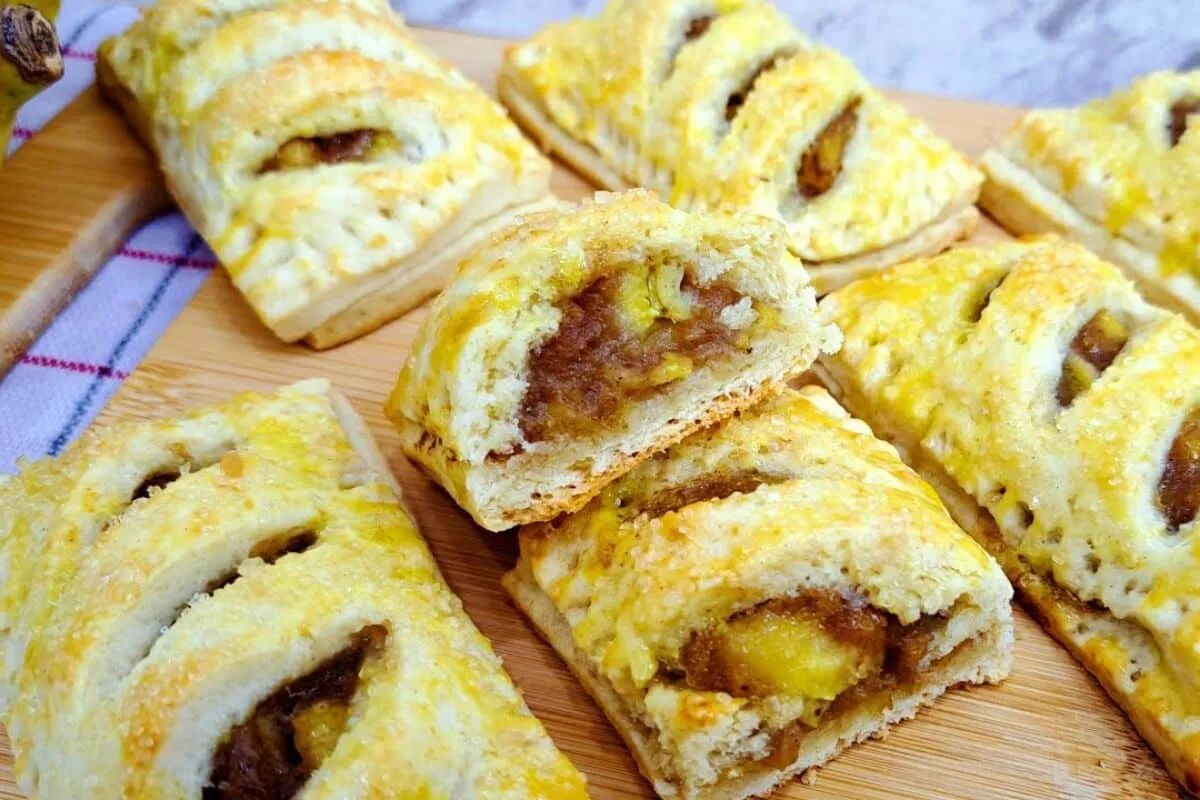 Tortinha de banana macia por dentro e douradinha por fora, ó