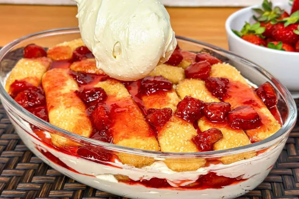 Travessa cremosa de ninho com biscoito champanhe a sobremesa