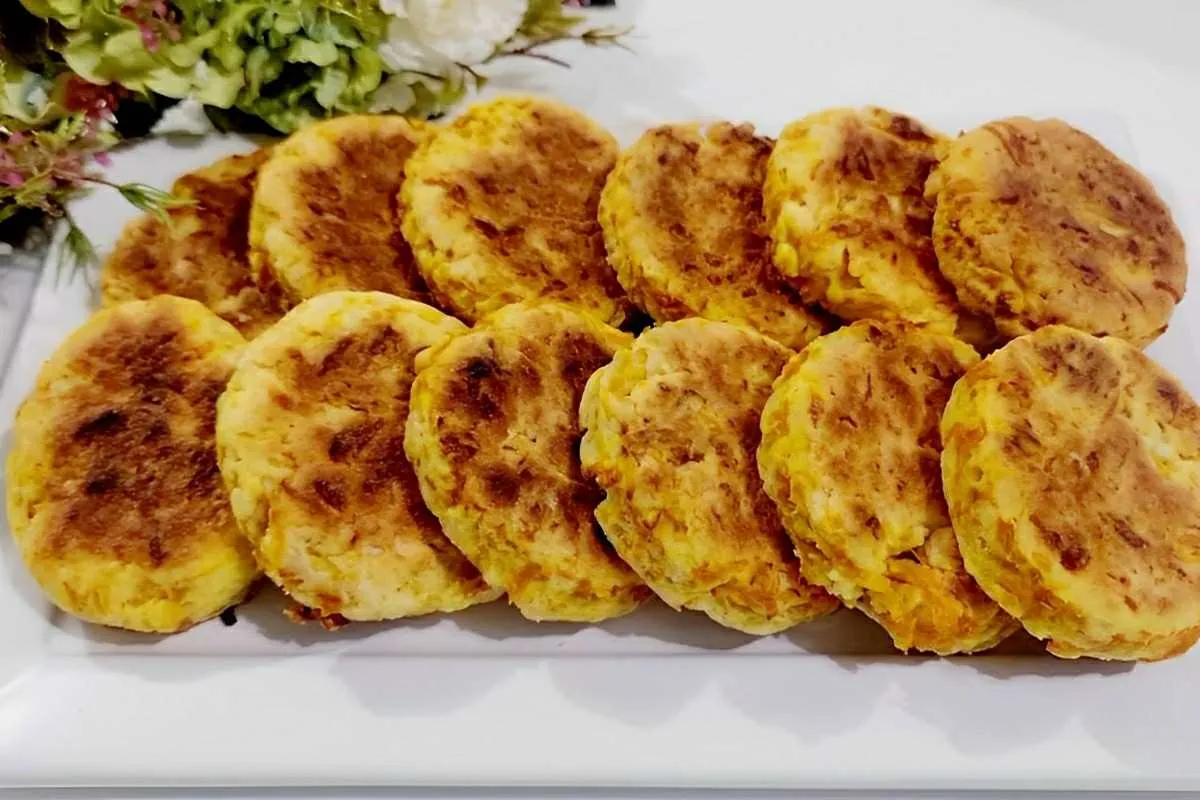 Troquei o pão francês pelo pão de abóbora de frigideira para