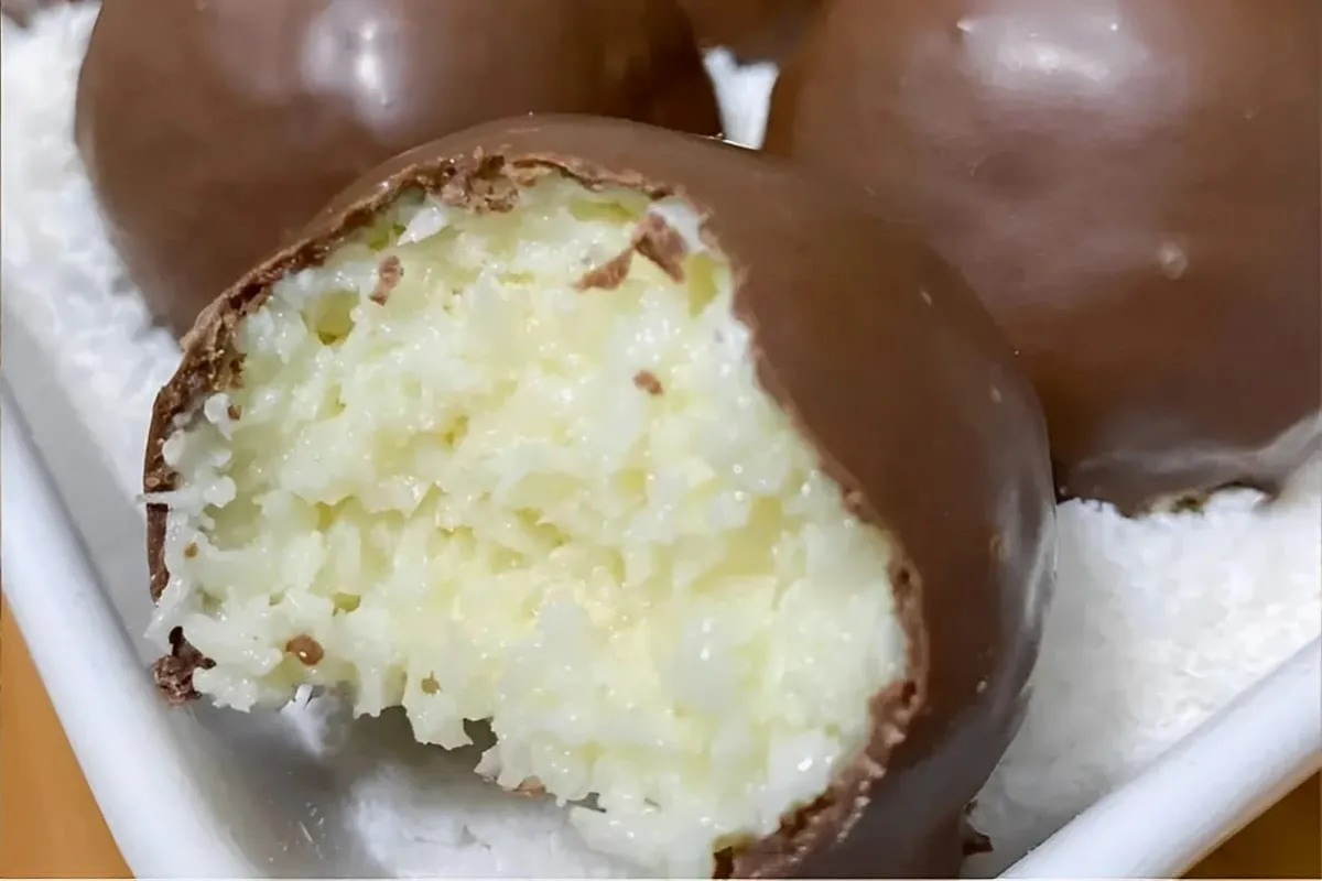 Trufa prestígio um docinho de coco coberto com chocolate mui