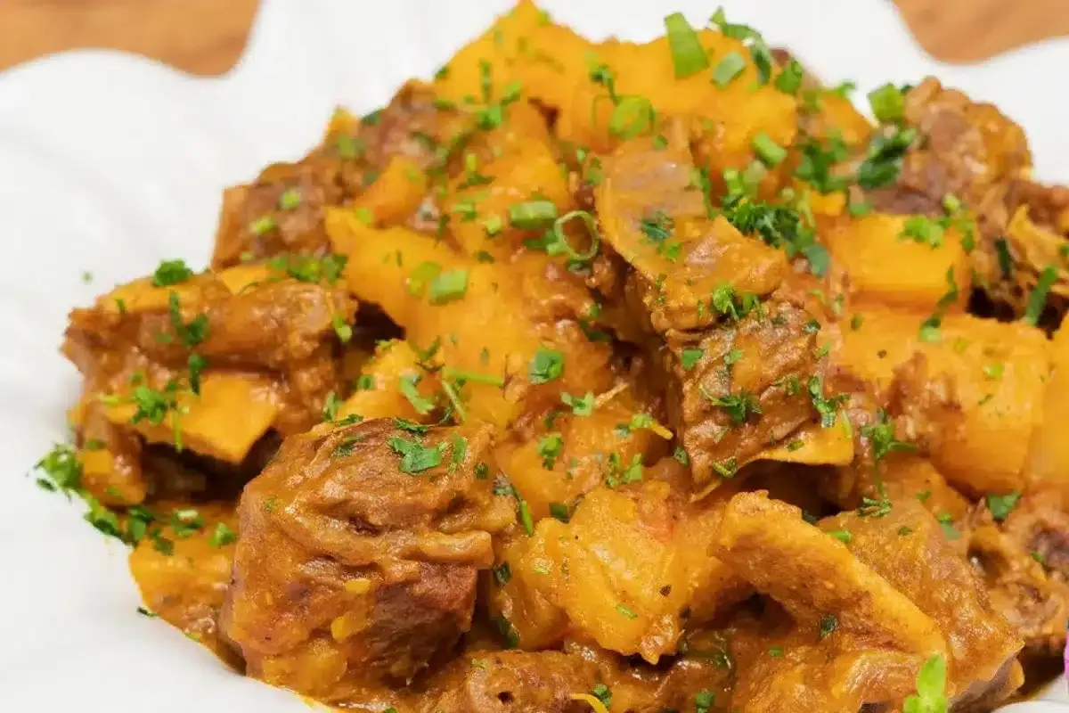 Vaca atolada: aprenda a receita de costela com mandioca mais