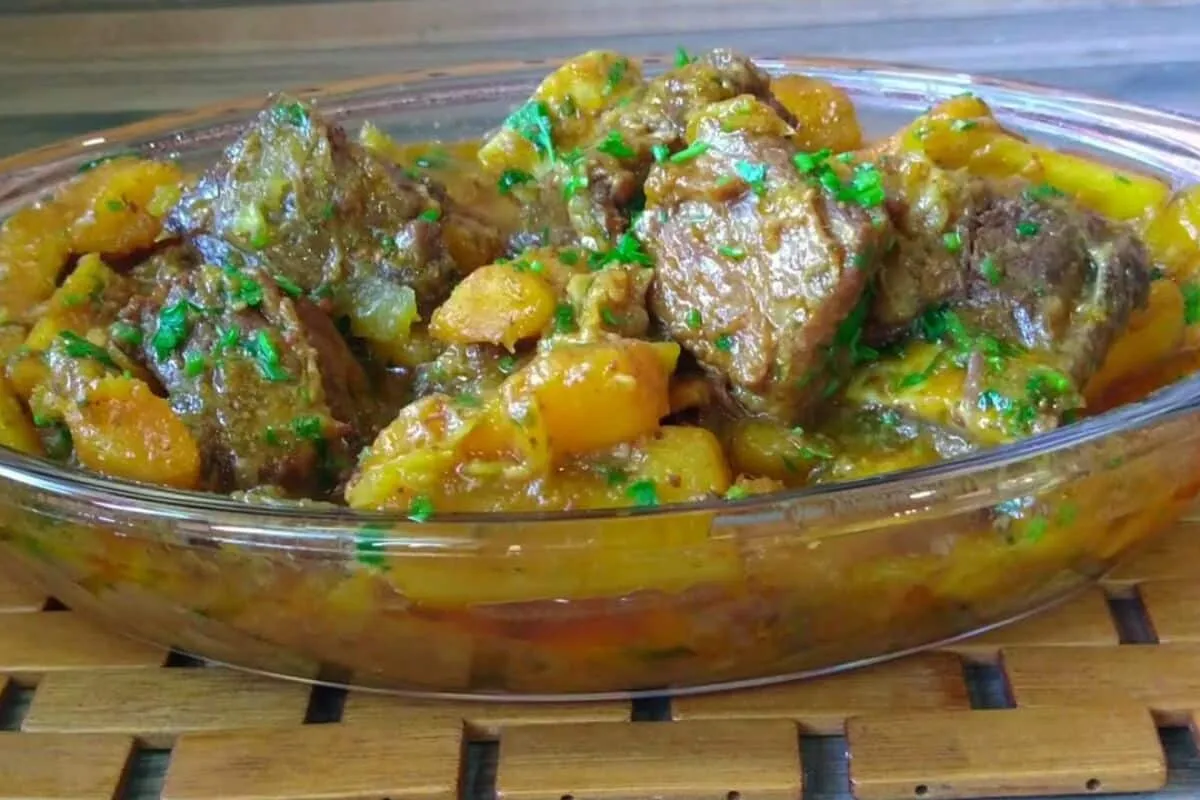 Vaca atolada com costela que desmancha na boca e caldinho gr