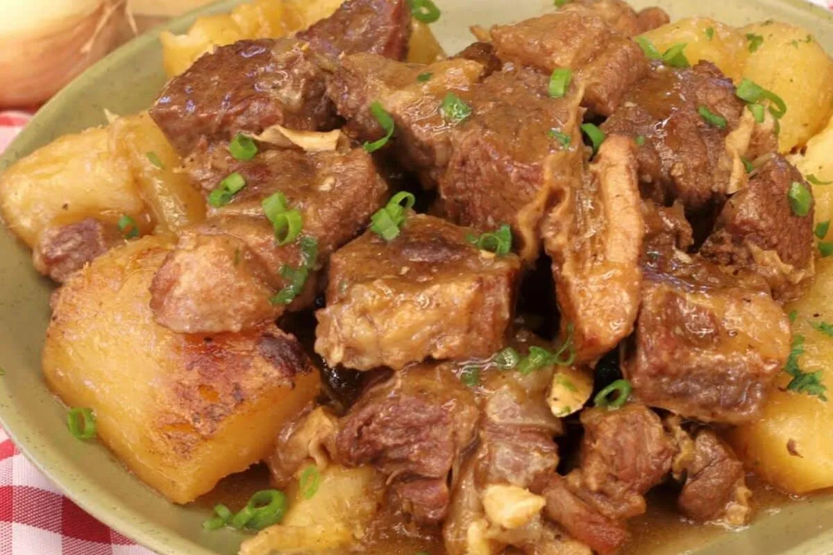 Vaca atolada com mandioca macia, suculenta e deliciosa com t
