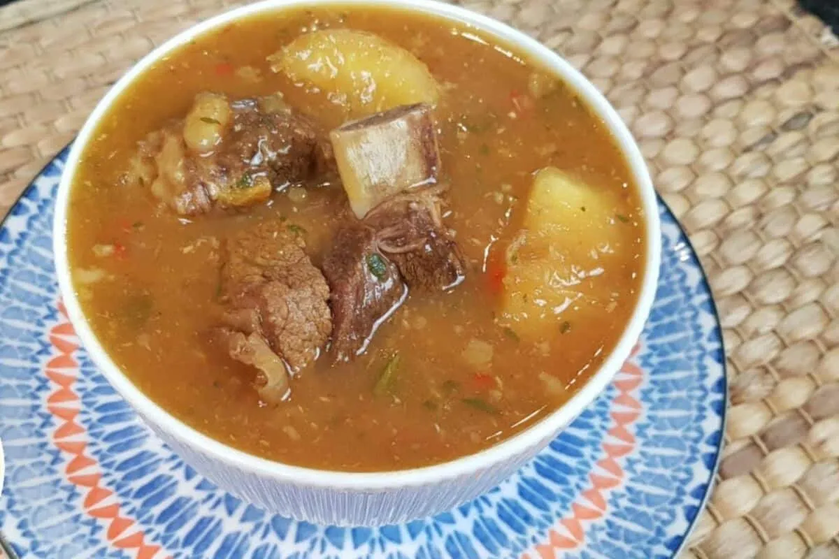 Vaca atolada mineira com mandioca bem macia e costela sucule