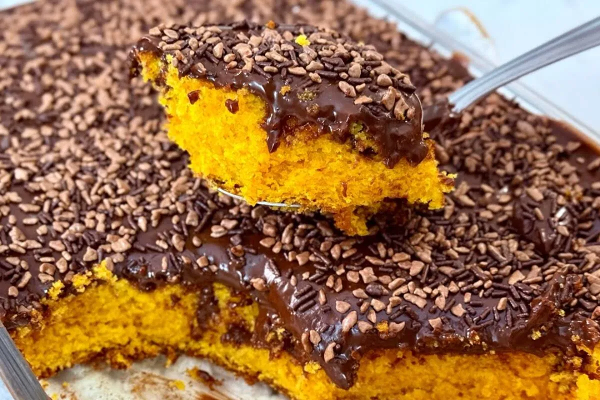 Veja como fazer um bolo de cenoura bem chocolatudo e macio p