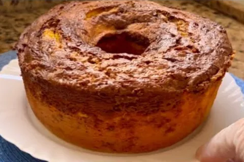 Veja como fazer um bolo que já sai recheado do forno bem rap
