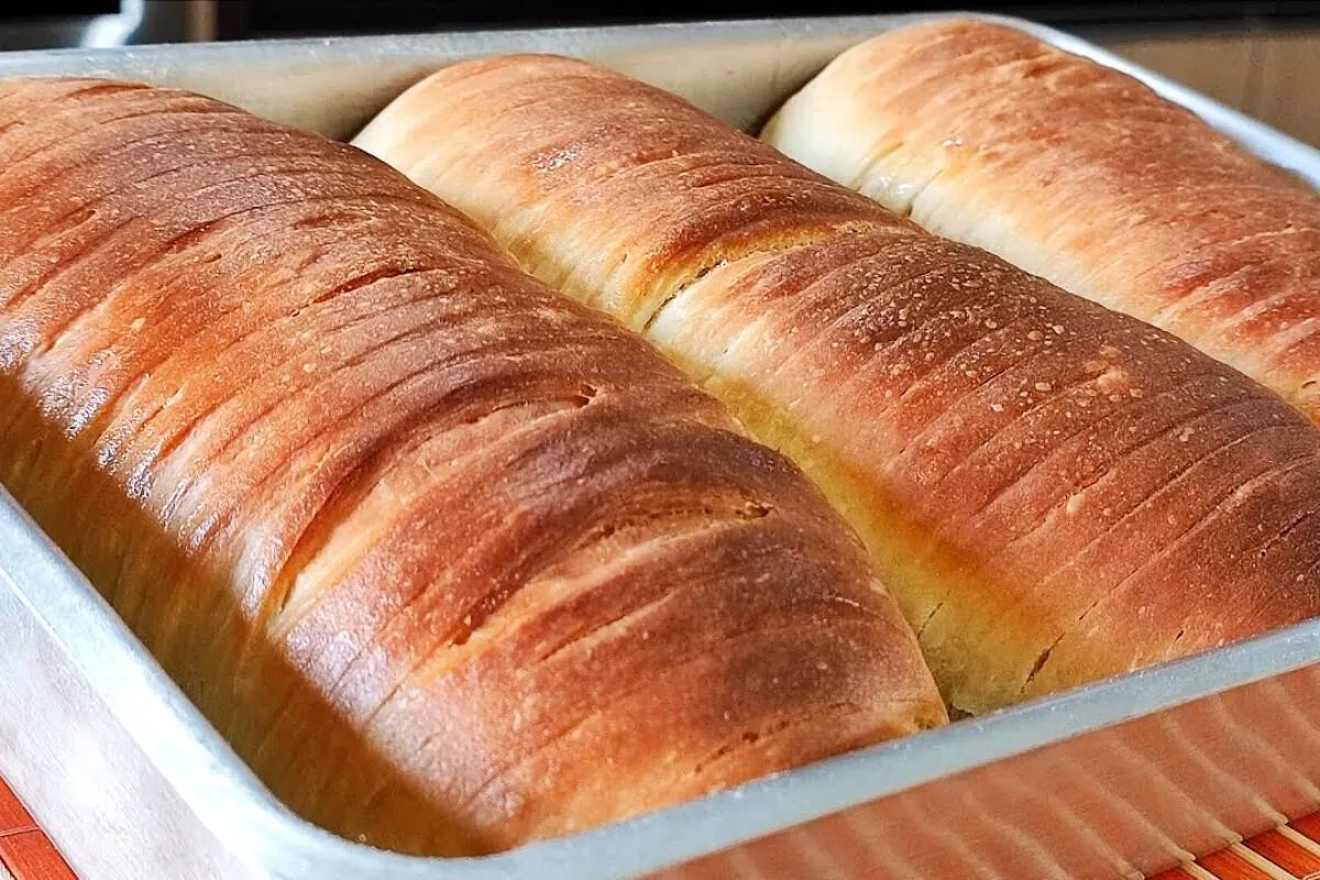 Veja como fazer um pão caseiro sem ovo e sem leite que cresc
