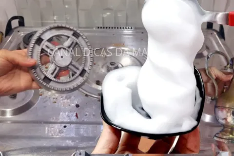 Veja como fazer uma espuma para limpar fogão que tira toda a
