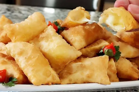 Veja como fazer uma massa de pastel sequinha e crocante usan