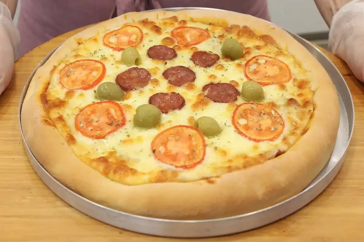 Veja como fazer uma massa de pizza caseira macia e saborosa