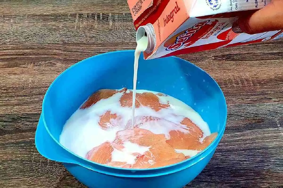 Veja como preparar um frango empanado sem fritar