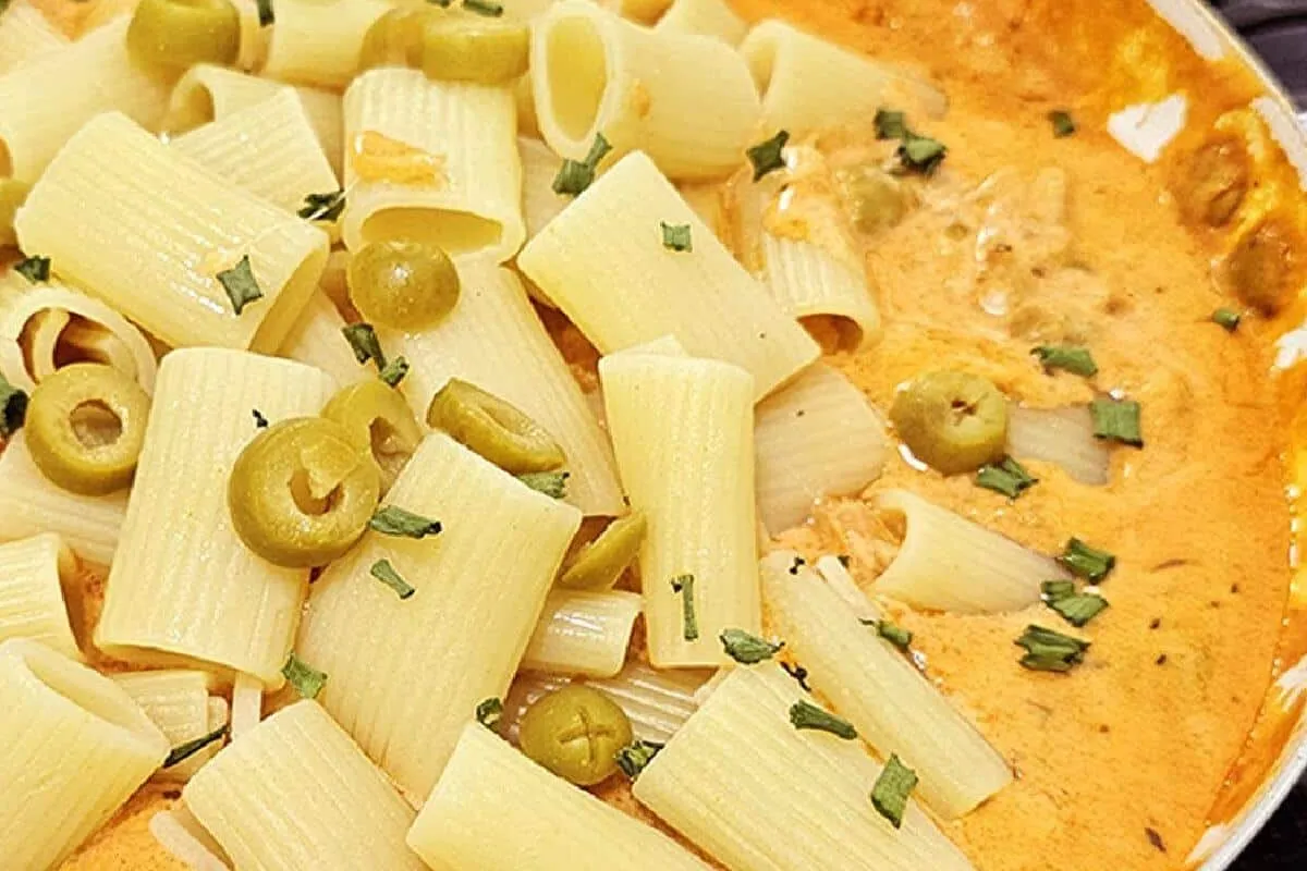 Veja o melhor jeito de deixar o macarrão cremoso e super sab