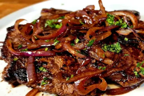 Veja porque o bife acebolado da sua mãe fica tão perfeito e 