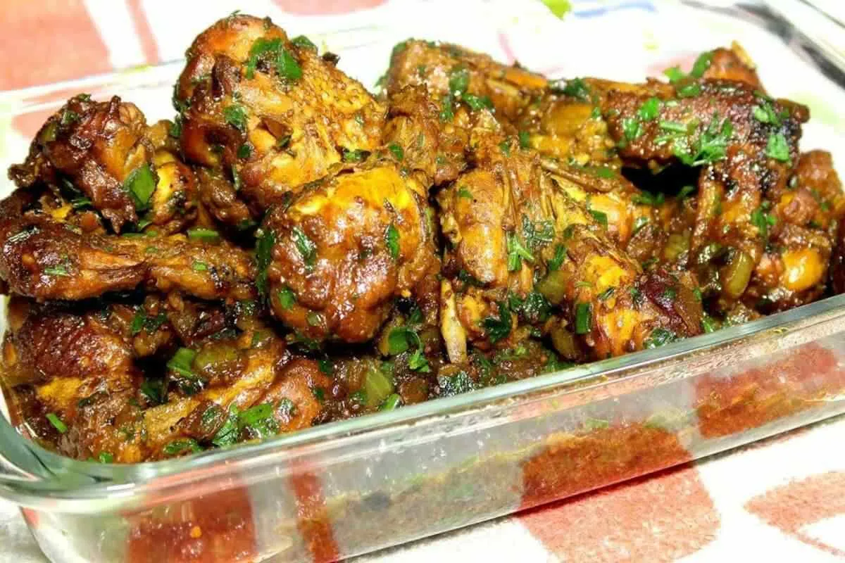Veja um jeito prático e diferente de fazer um frango na cebo
