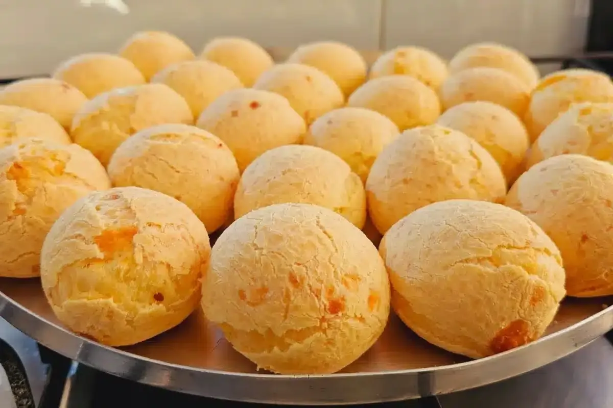 Você consegue fazer pão de queijo que não murcha? Aqui está