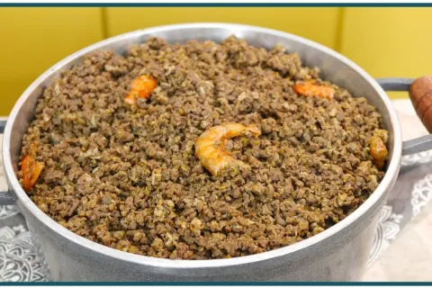 Xinxim de bofe bem temperado com caldo encorpado que vai sur