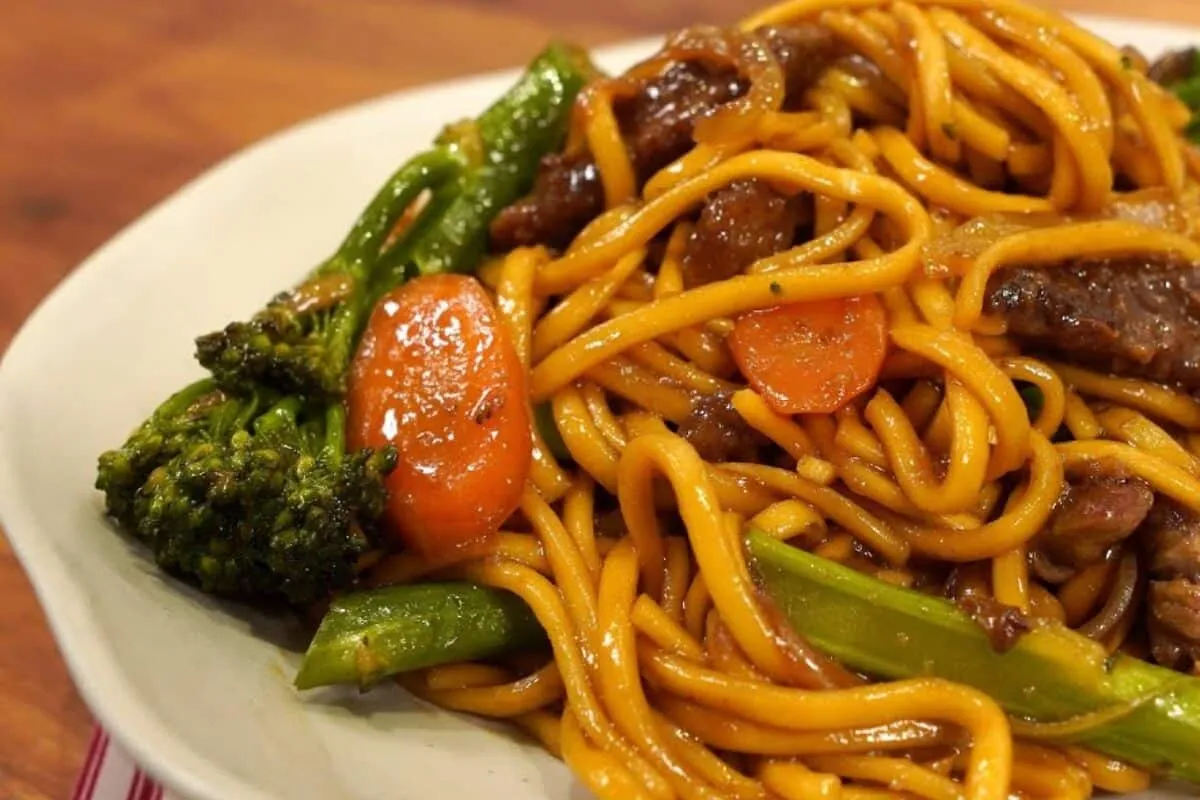 Yakisoba caseiro que fica cremoso e soltinho: vai parecer qu