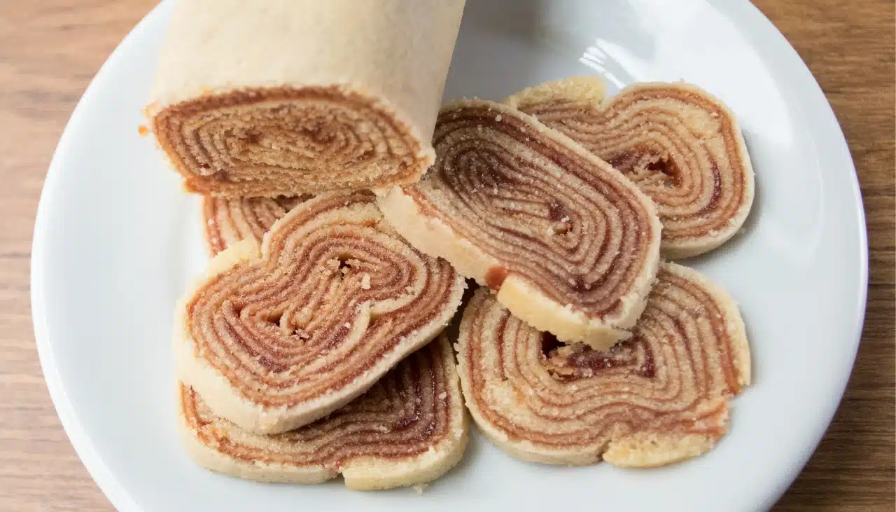 Bolo de Rolo cortado em fatias para servir.