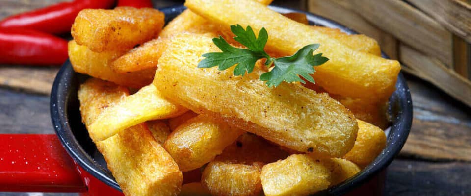 Mandioca assada mais crocante do que frita Sou suspeita pra falar