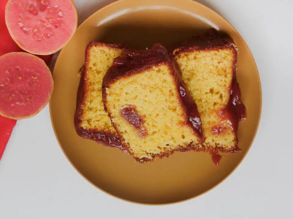 Aprenda a Fazer o Melhor Bolo de Fubá com Goiabada em Casa
