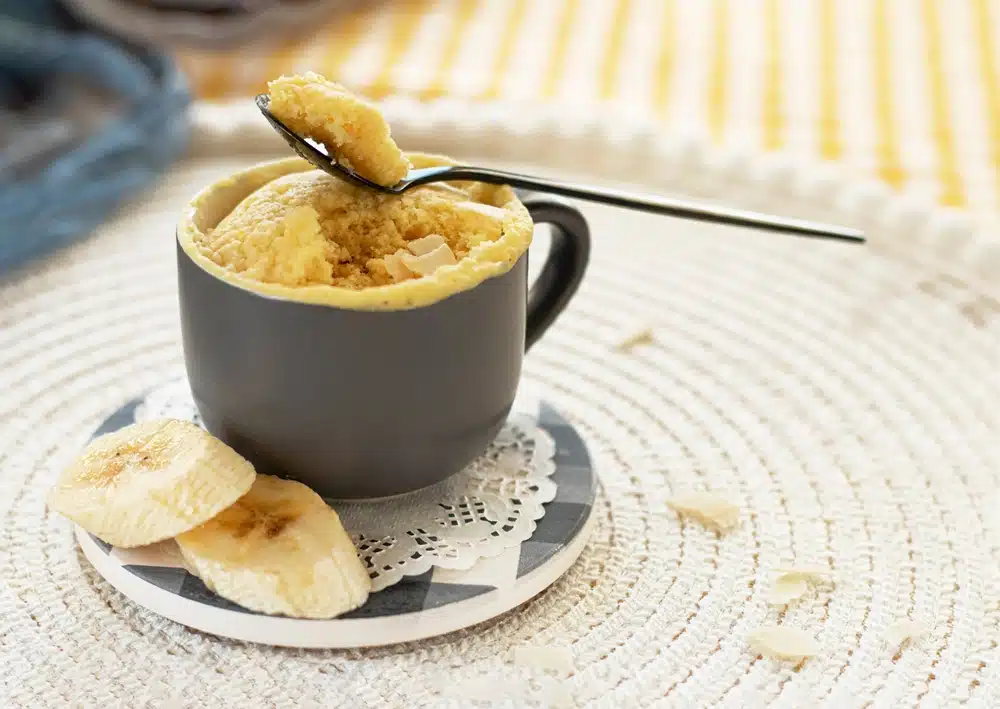 Delícia Rápida: Bolo de Caneca de Banana e Nozes no Micro-ondas