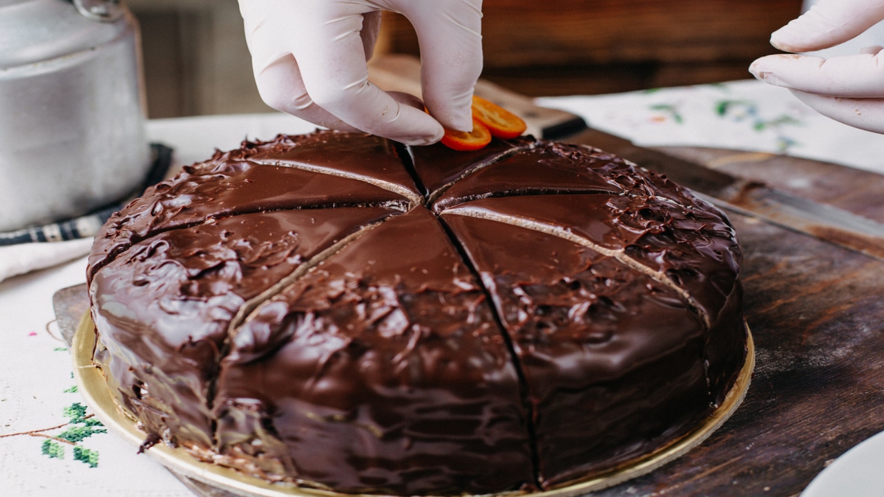 Receita de Bolo de Chocolate Molhadinho com Recheio Cremoso